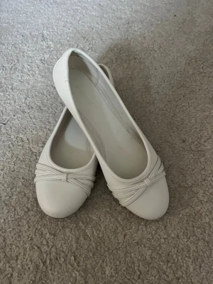 Vita ballerinaskor  - Snygga vita ballerinaskor med rund tå och fina detaljer 💕 Storlek 37 