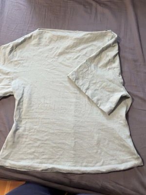 Turkos t-shirt från H&M  - En enkel turkos t-shirt från H&M i storlek XS. T-shirten har korta ärmar och är gjord i mjuk bomull, perfekt för en avslappnad stil. Passformen är normal och färgen är diskret och lättmatchad.