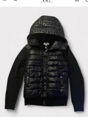 Svart Cardigan jacka - Riktigt clean cardigan från Elegance Essentials som jag köpt denna vinter. Helt utan defekter o säljer för den är liite för liten. Jag är 180. Passar alla från 170 till kanske 177 elle nåt skulle jag gissa. Hör av dig vid frågor👌🏼💯