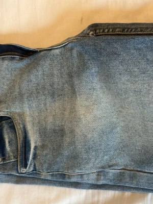 Levi's Loose Taper ljusblå jeans - Säljer ett par ljusblå Levi's Loose Taper jeans med avslappnad passform och avsmalnande ben. Klassisk femficksmodell i slitstark denim med snygga kontrastsömmar. Perfekta för en chill och trendig look.