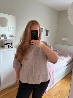 Kortärmad stickad tröja  - En superfin kortärmad stickad tröja från lager157 i sånt mjukt material! Använd ett antal gånger men inga defekter 💕 Storlek S 💖