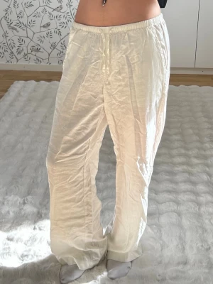 Vita madlady linnebyxor - Säljer ett par vita linnebyxor som är lite åt offwhite hållet. Nypris 599kr och modellen heter Mel 04Low. Byxorna har sidofickor och är tillverkade i ett lätt och luftigt linnetyg, perfekta för sommaren. Storlek S-Short som passar mig som är ca 166 cm lång. Har endast använt dom 2 gånger💞Priset kan absolut diskuteras!!