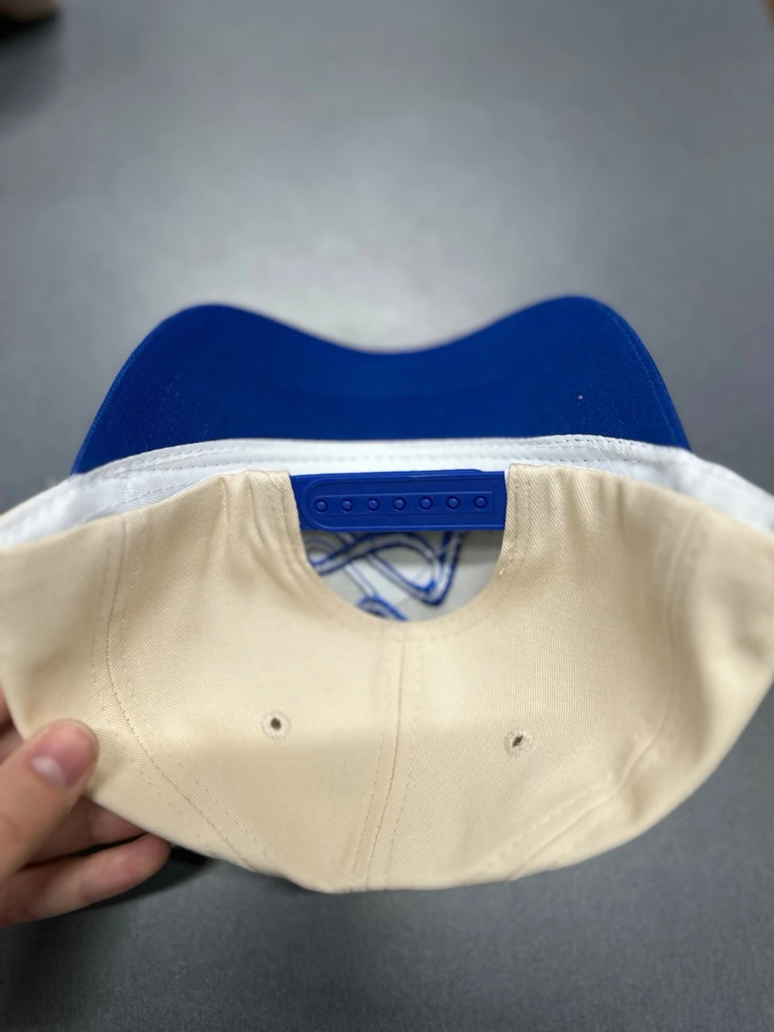 Beige och blå keps med broderad logga - 1