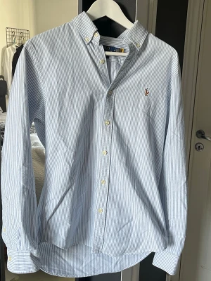 Ralph Lauren skjorta - Skön ralph lauren perfekt inför våren och sommaren. Storlek M. 