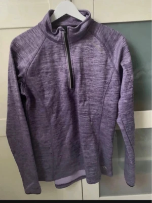 Lila träningströja med halv dragkedja - Tröjan är i jättefint skick. Fleece invändigt. Storlek 40