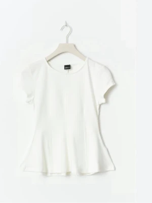 Vit topp med kort ärm från Ginatricot - En enkel och stilren vit topp från Ginatricot med rund halsringning och korta ärmar. Toppen har en lätt utsvängd passform och är tillverkad i mjukt bomullsmaterial. Perfekt att matcha med jeans eller kjol för en clean look.