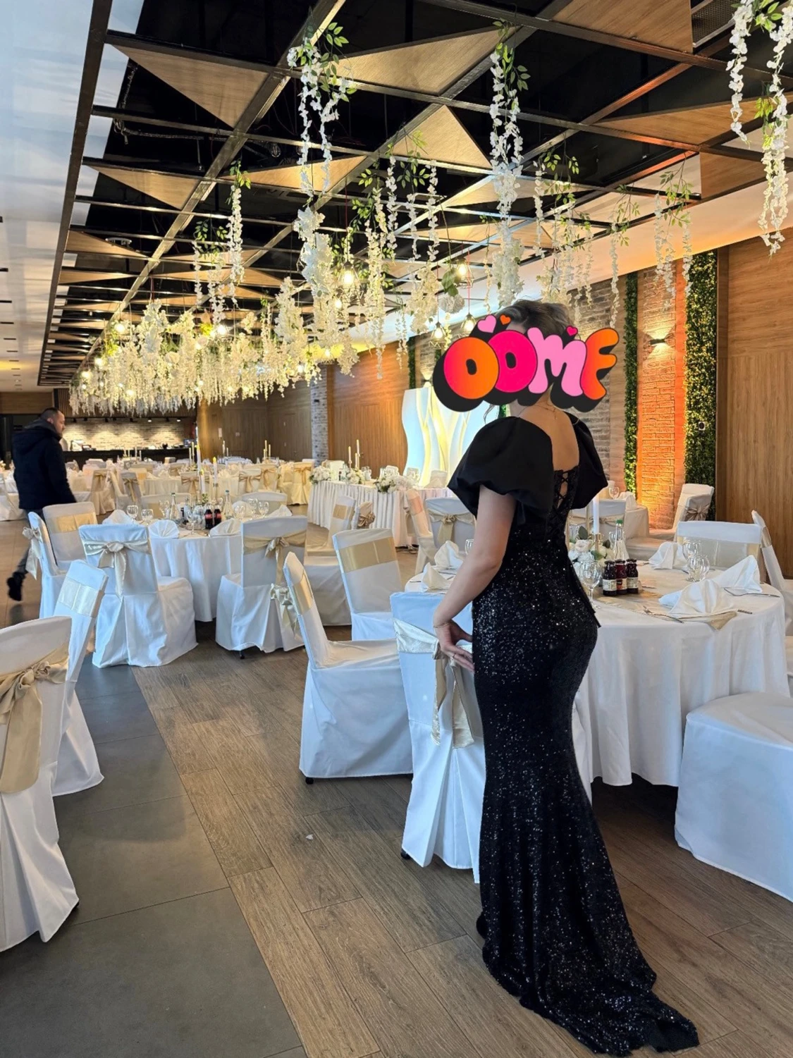 Svart glittrig långklänning