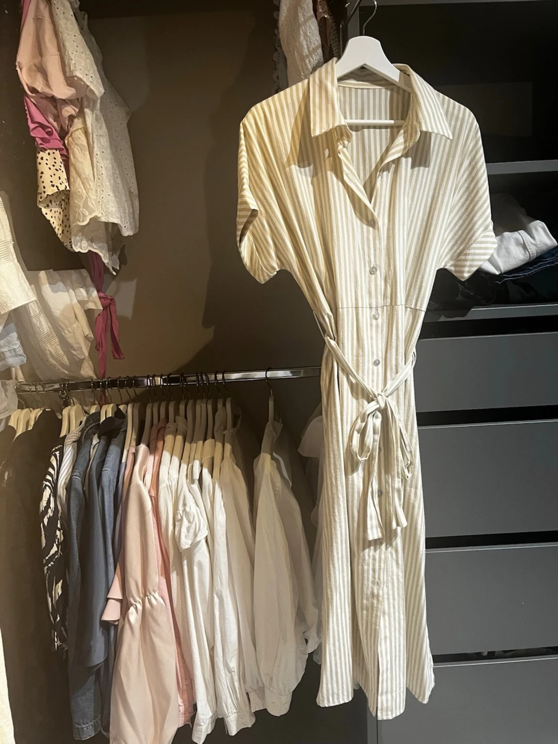 Randig skjortklänning med knytband