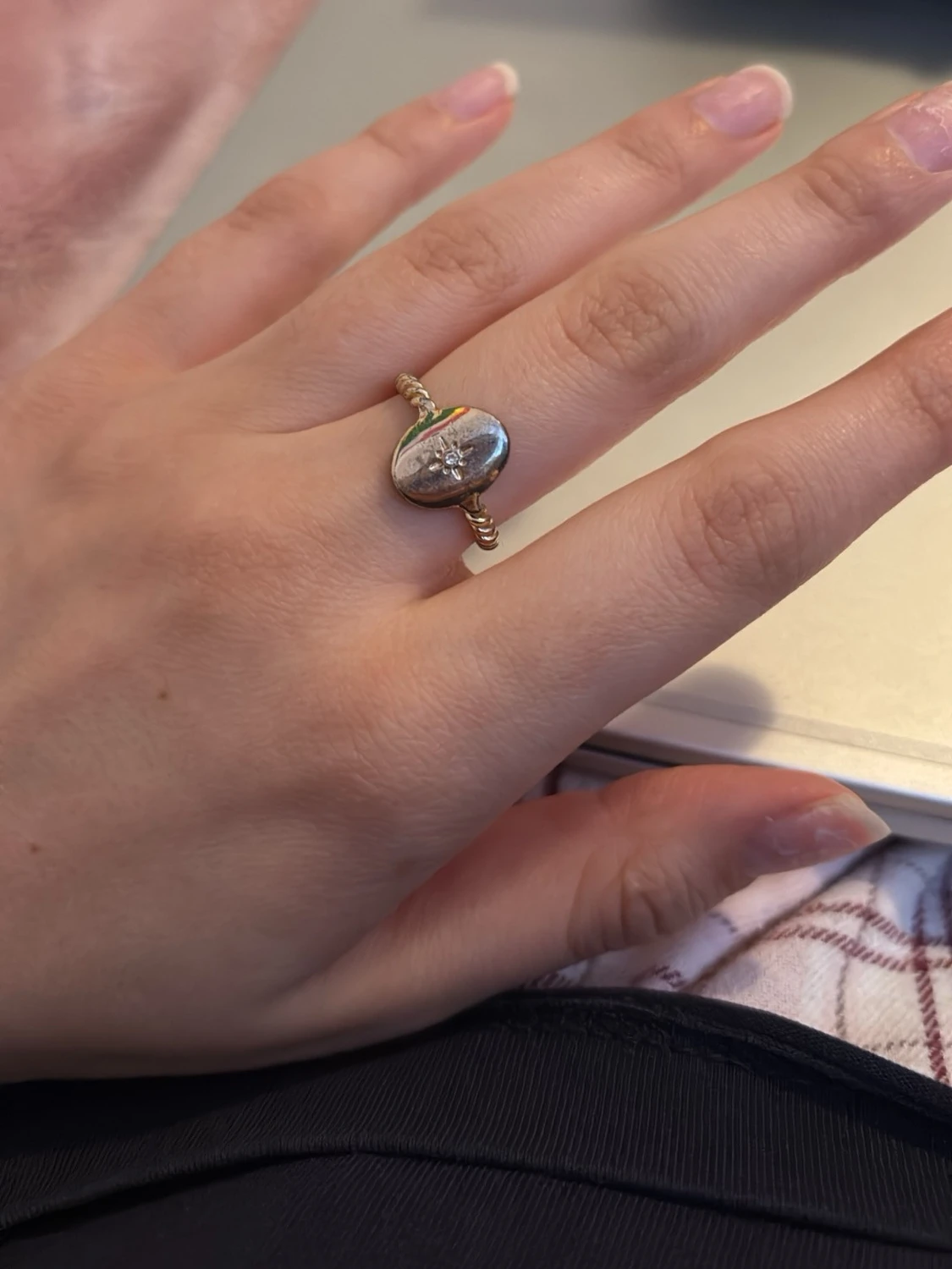 Guldig ring med silverfärgad sten/gem