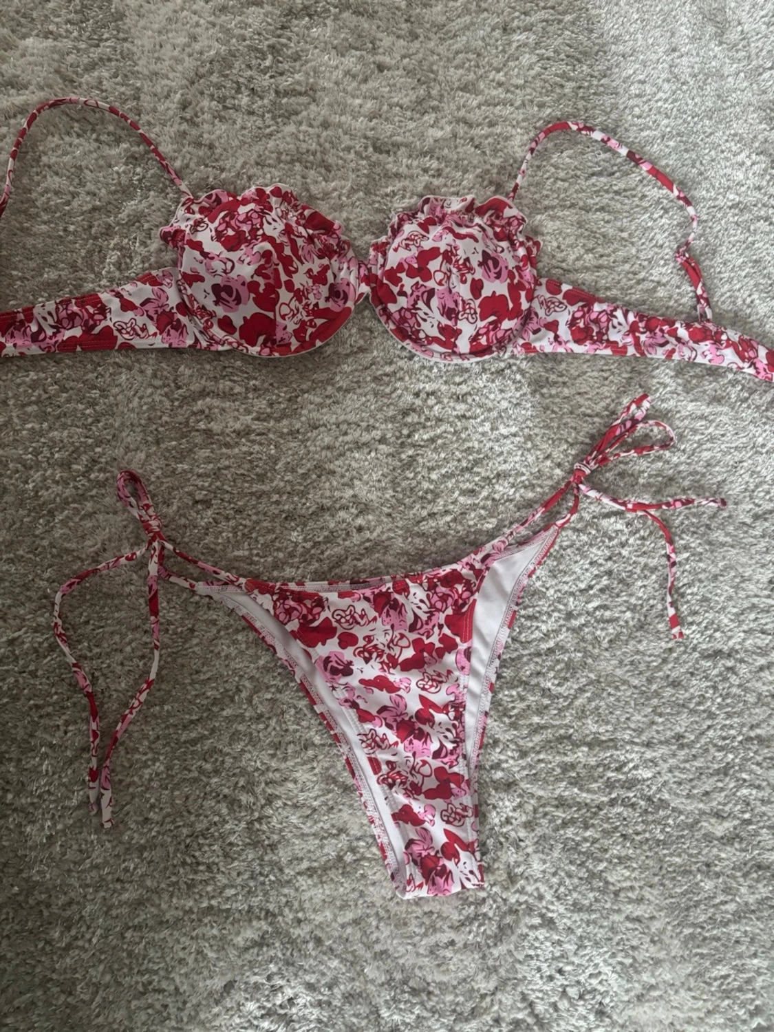 Rosa och vit blommig bikini med knyt
