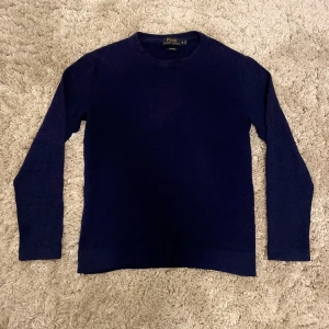 Ralph lauren tröja 100% kashmir -  Riktigt snygg 100% kashmir tröja från Polo ralph lauren. Nypris ligger på 2199kr. Har lagat håll på armbågarna 