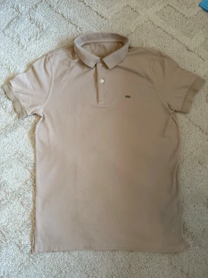 Tom Ford Piké – Beige - Tom Ford Piké – Beige 👕 Storlek: L 🤎 Färg: Beige 🔄 Skick: 8/10 – använd men i fint skick 💎 Märke: Tom Ford