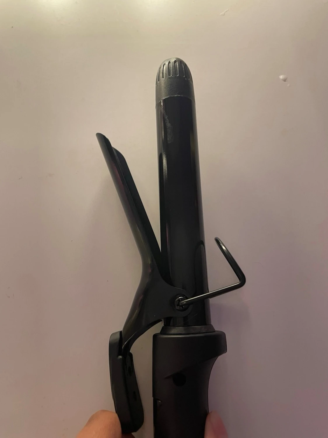 Svart locktång med guldiga detaljer - 1