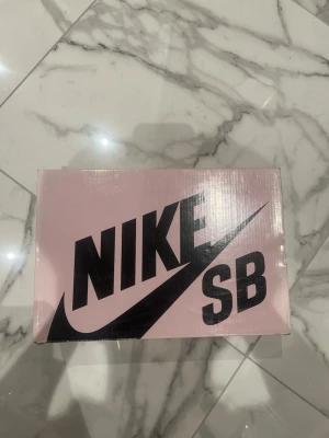 Nike Sb dunk low Trd QS - Säljer dessa unika skor! Storlek 43, skick 9/10, varit använda en gång sedan köp. Pris 3400kr. Frågor? Skriv gärna!🤝