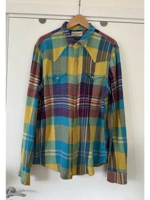 Ralph Lauren - Rutig färgglad skjorta - storlek XL - Härlig färgstark rutig skjorta / overshirt från Ralph Lauren i storlek XL. Tidlös modell med western-inspirerade fickor och knappar framtill, långa ärmar och coola färgblock i blått, gult, vinrött och grönt. 100% bomull, så bra material som andas. Nypris 2495:-. Mycket fint skick!