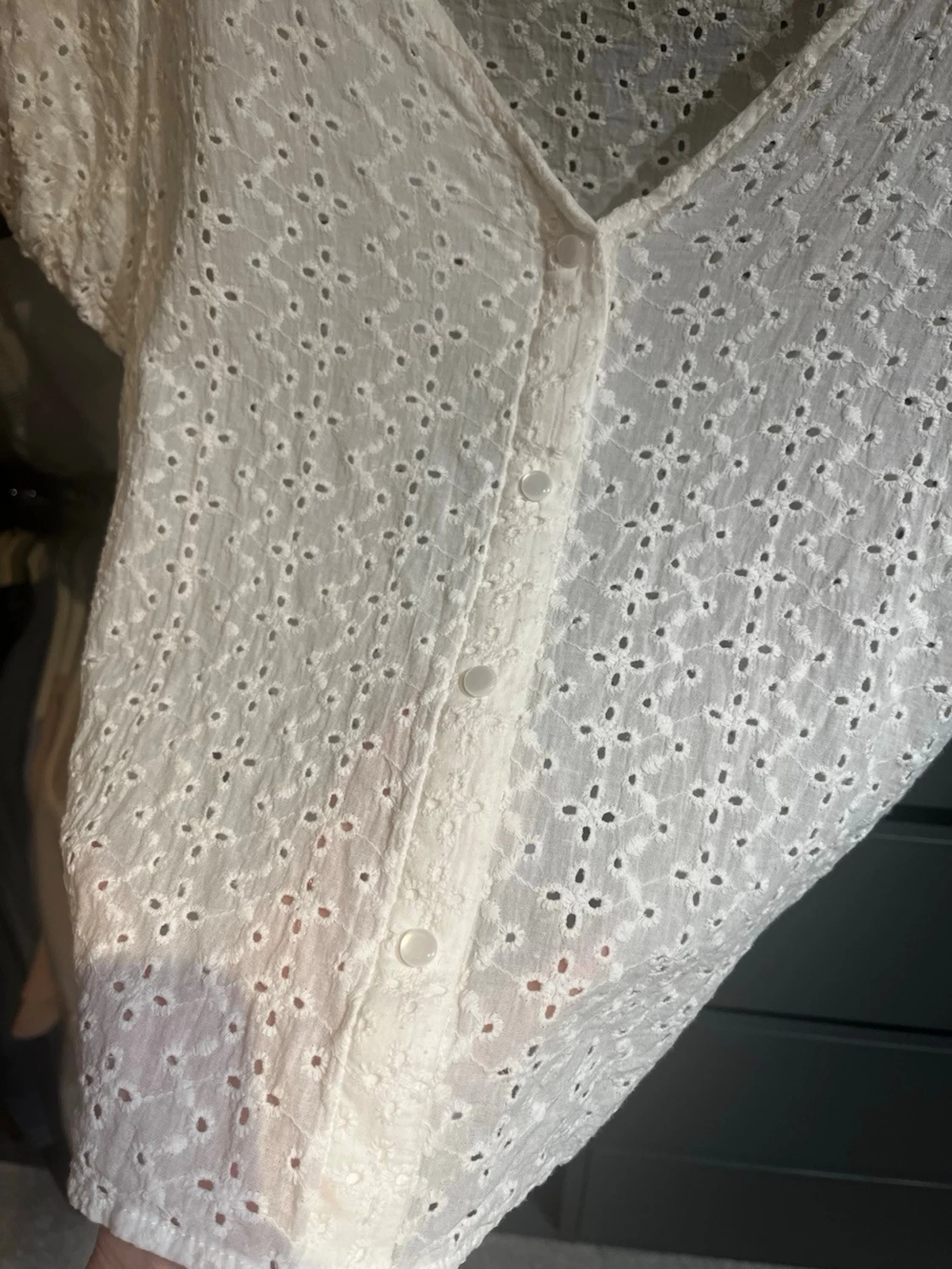 Vit blus med broderade detaljer - 2