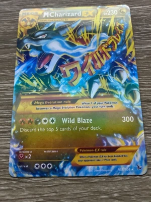 Pokémonkort Mega Charizard EX - Säljer ett samlarkort från Pokémon, Mega Charizard EX #230. Kortet har en färgstark och glansig design med blå, gul och orange färg. Text på både engelska och japanska. Perfekt för dig som gillar Pokémon eller samlar på kort.