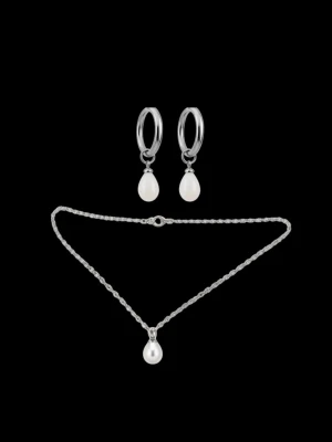Smyckeskit - Laika💕😍🥰 egengjorda smycken i rostfritt stål, detta Smyckeskit innehåller matchande halsband och örhängen i silver värde 248 kr för endast 99 kr 
