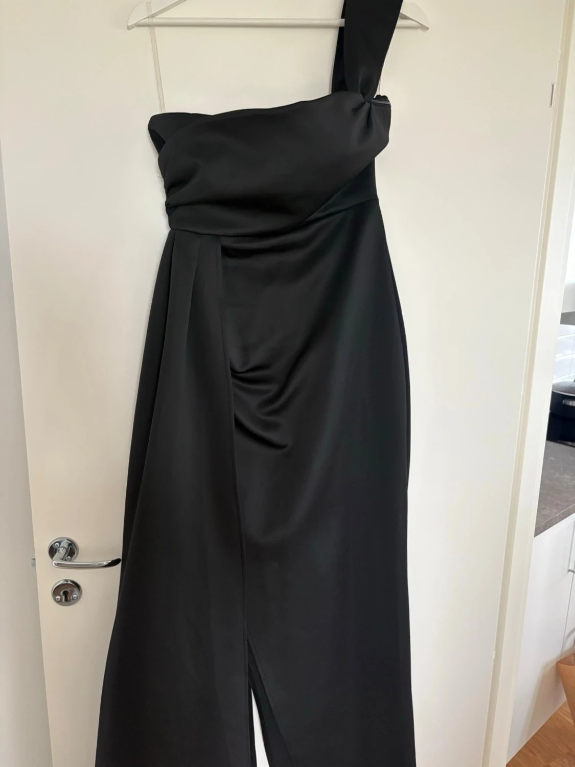 Svart långklänning med oneshoulder