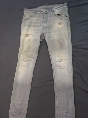 Ljusgrå dsq2 slim fit jeans - Säljer ett par ljusgrå dsq2 slim fit jeans. De är helt oanvända.