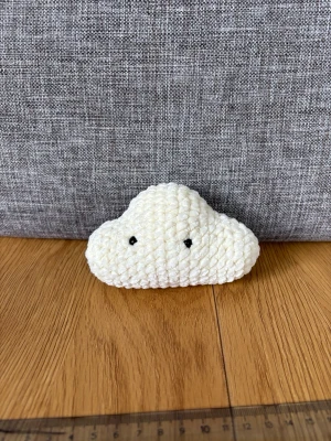 Virkat moln - Virkad i fluffigt garn, Polyesterfyllning, säkerhetsögon (rekommenderas ej för barn under tre år) 🧶