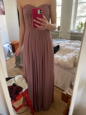 Rosa/lila balklänning!! - Jättefin balklänning! I en snygg rosa/ lila färg. Har två fläckar, en på framsidan (bild 2) och lite på baksidan. Dom på baksidan ser man knappt, och ingen av fläckarna är något man lägger märket till. Skriv gärna med frågor!!