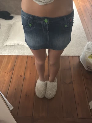 Blå jeanskjol med gröna detaljer - Säljer en blå jeanskjol pris kan diskuteras💞💞