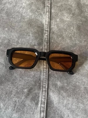 Black & Amber - Svarta bågar och orange linser
