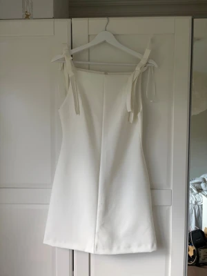 Studentklänning - Vit mini-klänning från Zara. Köpt second hand men är aldrig använd. Perfekt till studenten!  