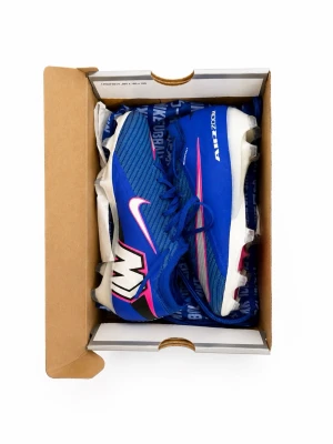 Nike Mercurial Air Zoom blå fotbollsskor elite - Säljer ett par Nike Mercurial Air Zoom fotbollsskor i blått med vita och rosa detaljer. Skorna har en modern design med syntetiskt material, snörning och dobbar för bästa grepp på planen. Perfekta för dig som vill ha stil och prestanda på fotbollsplanen.