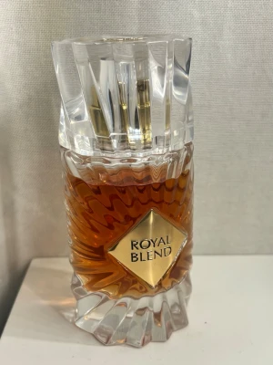 Royal blend  - Royal blend från French Avenue.  Toppnoter: Konjak, kanel, plommon -Hjärtnoter: Iris, myrra - Basnoter: Vanilj, tonkaböna, sandelträ 100ml 