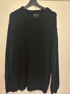 Svart stickad tröja  - En svart stickad tröja från asos med rund halsringning och lång ärm. 