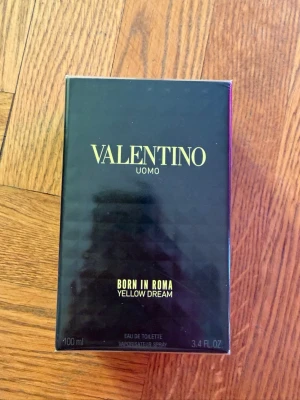 Valentino Uomo Born in Roma Yellow Dream - Valentino Uomo Born in Roma Yellow Dream är en eau de toilette för män. Förpackningen är svart med gul text och har en lyxig känsla. Flaskan rymmer 100 ml och är designad för att ge ett elegant intryck. Perfekt för dig som vill ha en modern och unik doft.