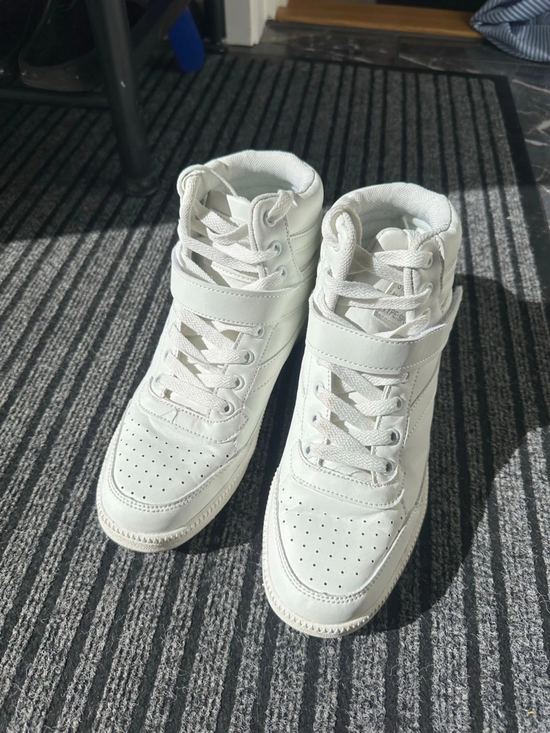 Vita höga sneakers med kardborreband - 1