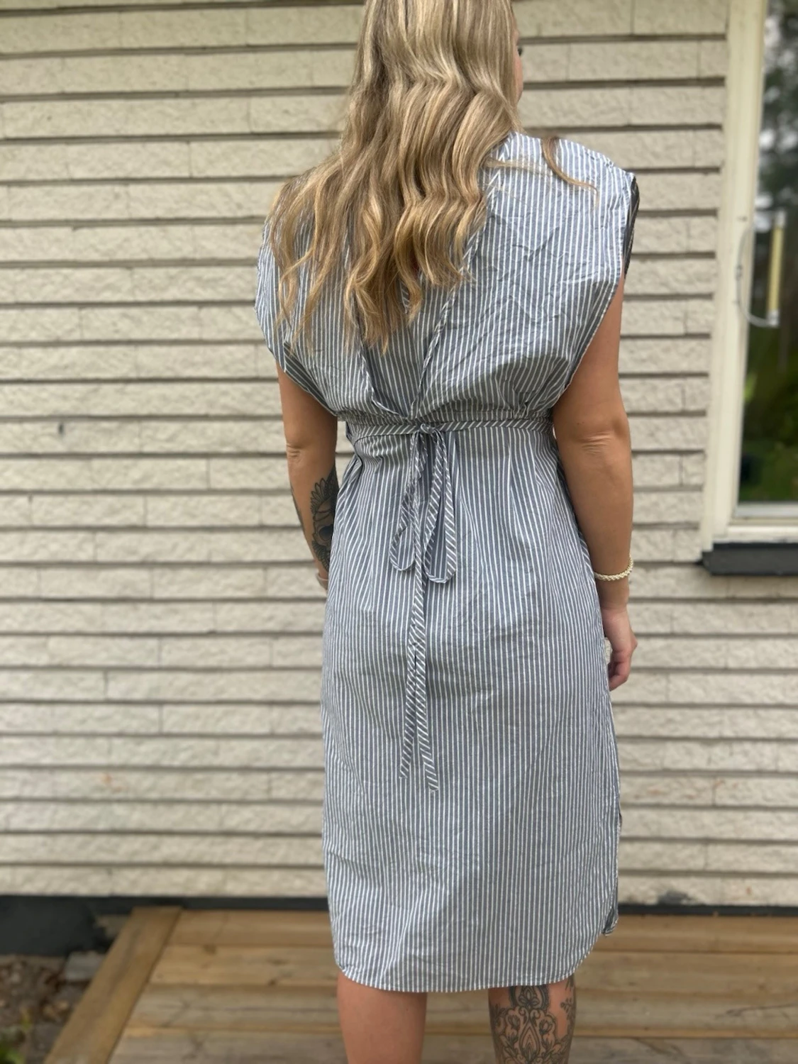 Randig knälång klänning med knyt från 2NDDAY