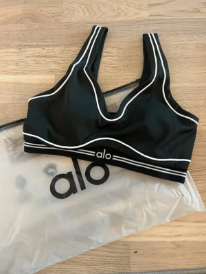Alo Yoga - Säljer nu min Alo Yoga sport BH då den är i fel storlek!