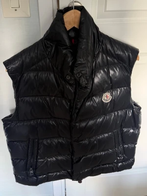 Äkta Moncler Tib med kvitto  - Måttligt använd moncler tib, med kvitto och alla papper. Sömmarna på lappen i insidan har gått av, annats i perfekt skick.