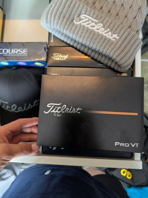 Svart keps från Titleist - Snygg svart keps från Titleist med broderad logga framtill. Klassisk böjd skärm och justerbar passform baktill. Perfekt accessoar för golfbanan eller en sportig look.