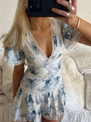 Guess klänning - Säljer denna så fina klänning från Guess! Så fint skick och perfekt nu under sommaren☺️❣️