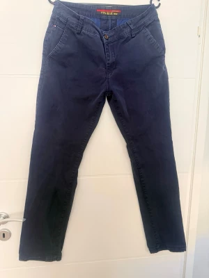 👖 Säljer herrbyxor i marinblå färg - ✨ Byxorna är i mycket bra skick, väl omhändertagna, utan skador eller slitage  📏 Mått: 📐 midja: 80 cm (stretchar upp till ca 88 cm) 📐 längd: 96 cm 📌 storlek: W33 L34 (motsvarar storlek M)  🧵 Material: ✔️ 98% bomull ✔️ 2% lycra – lite stretch, mycket bekväma  💙 Mycket bekväma byxor som sitter bra och passar till både vardag och mer uppklädda outfits 👍  📦 Snabb leverans 💬 Hör gärna av dig vid frågor! 