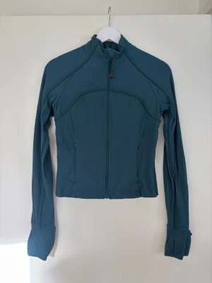 Lululemon define jacket - Lululemon define cropped ribbed jacket. Så snygg färg som inte finns längre. Storlek 6 vilket motsvarar 36 (S). 