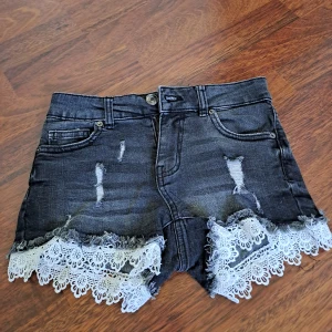 Jeansshorts low-waist  -  Mycket bra skick och fin spets.💕 Går ej att köpa i butik längre. Väldigt bra kvalitet och mycket sköna.✨️