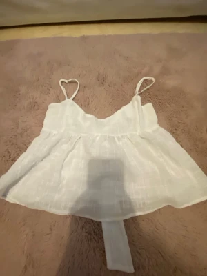 vit linne knyter där bak - vit linne som man knyter där bak med bra skick andvönd 1 gång bara 