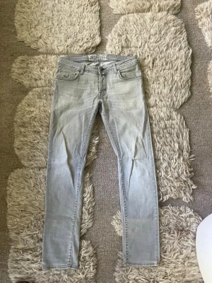 Jacob Cohën Jeans  - Säljer nu dessa sjukt snygga Cohëns i storlek 33 för 900kr! Använda ett fåtal gånger och skicket är riktigt bra enligt mig. Säljer då det blivit för Tajta för mig. Frågor? Skriv Gärna! 