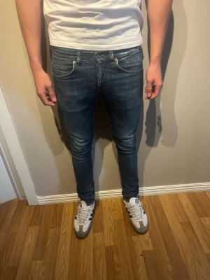 Dondup jeans - Säljer ett par Dondup george som har skinny fit och är i storleken 31. Skicket är mycket bra. Nypris:- 4000kr ) modellen är 182cm och väger 73 kg. Skriv för mer info✨✨