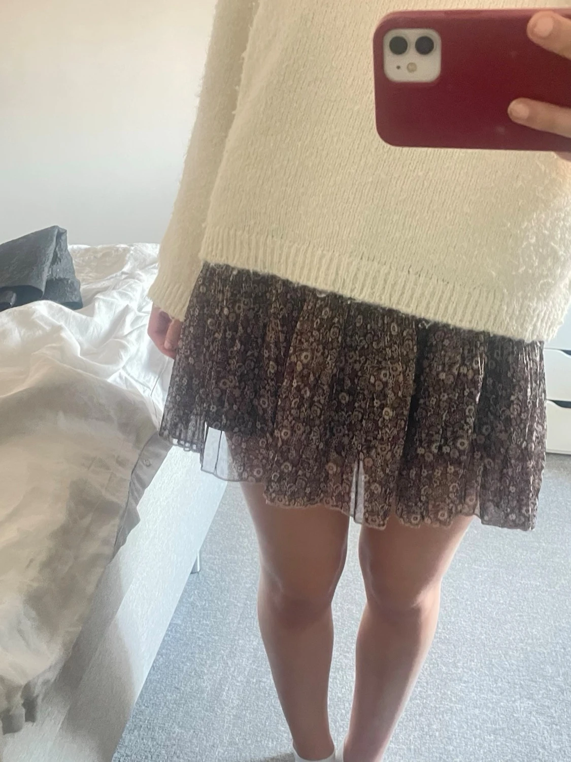 Brun blommig kortkjol med volang