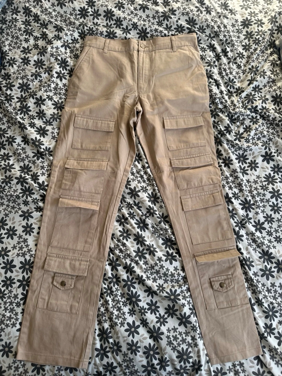 Beige cargobyxor med snygga fickor