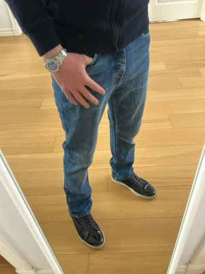 Tiger of Sweden jeans  - Tjena, säljer ett par Tiger of Sweden jeans i modellen AUDE, Jensen är i bra skick och i storlek W28/L32 men är i en bredare modell så skulle uppskattat till W30 och i färgen marinblå hör gärna av dig om du har några frågor☺️8