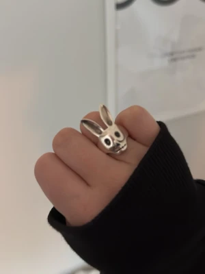Snygg Maria Nilsdotter ring  - Jätte snygg Nilsdotter ring som inte finns kvar att köpa🫰🏼🫰🏼🫰🏼vet ej vilken storlek de är men den e ganska liten 