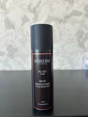 Nõberu Heat Protection spray - Värmeskyddsspray från Nõberu Stockholm, No 103 Amalfi. Svart flaska med röd kant och svart lock, 200 ml. Skyddar håret mot värme och bevarar färgen. Perfekt för dig som ofta använder plattång eller fön. Säljer då jag inte använder värme på håret. Självklart oanvänd